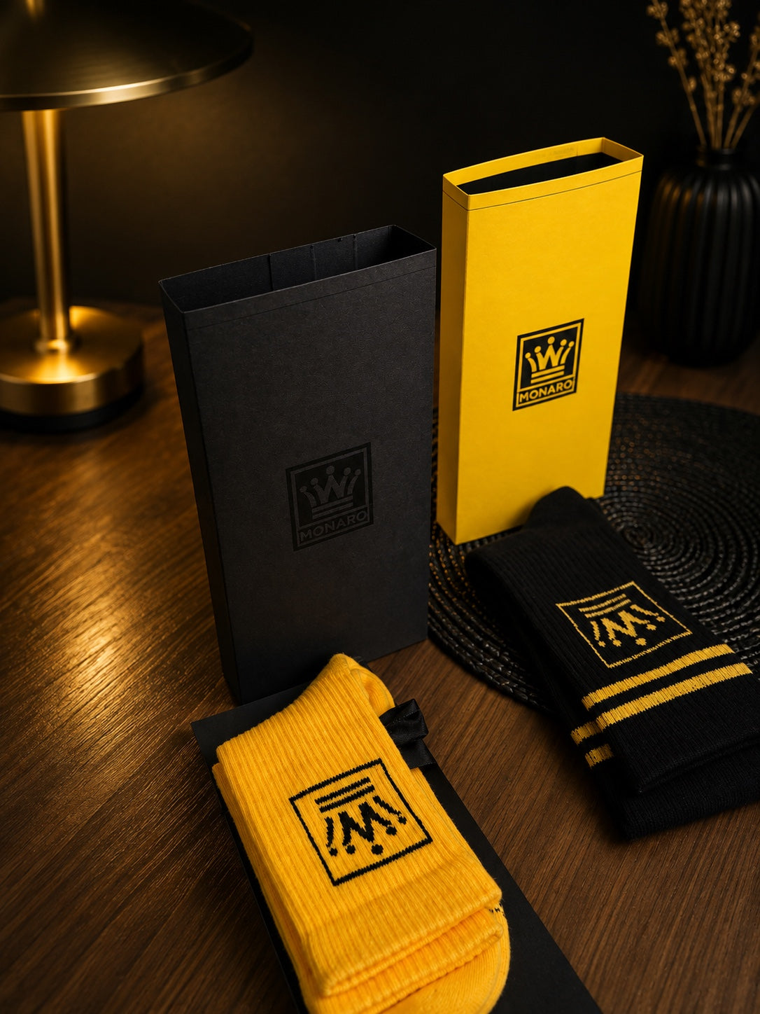 MONARO Premium Socken in Schwarz und Gelb mit Verpackung
